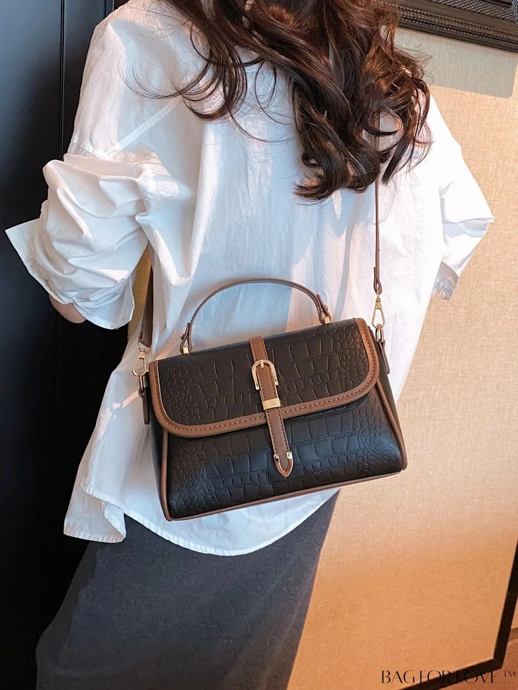 BagForLove - Chic Crocodile Pattern Crossbody Handbag - Perfect for Stylish Businesswomen
