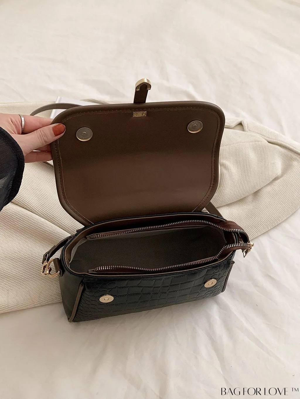BagForLove - Chic Crocodile Pattern Crossbody Handbag - Perfect for Stylish Businesswomen