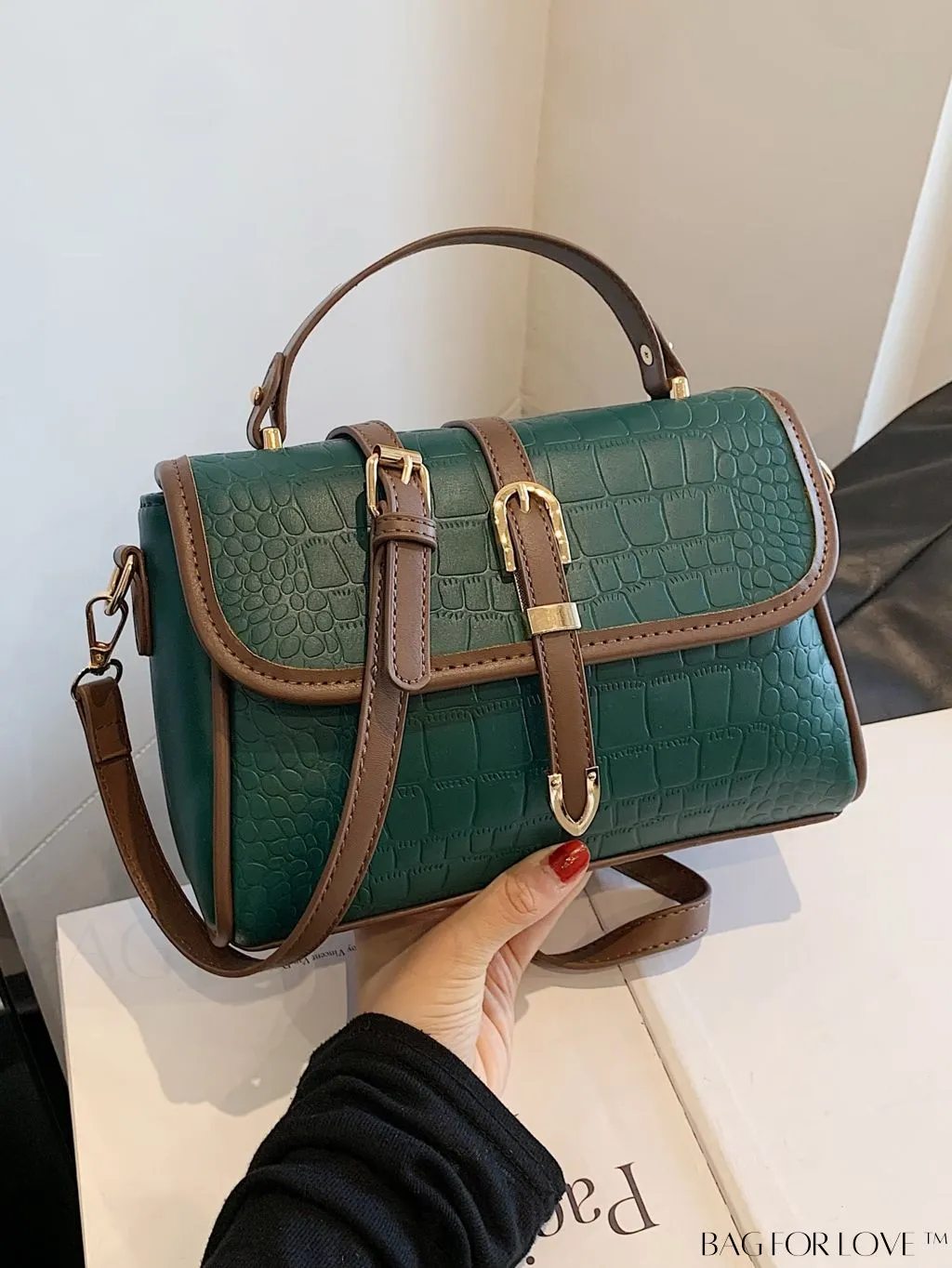 BagForLove - Chic Crocodile Pattern Crossbody Handbag - Perfect for Stylish Businesswomen