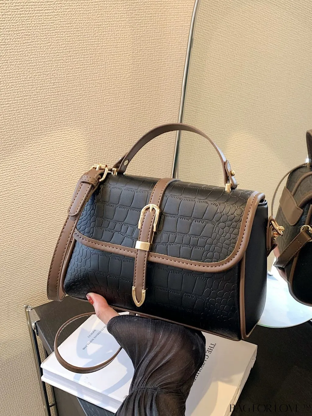 BagForLove - Chic Crocodile Pattern Crossbody Handbag - Perfect for Stylish Businesswomen