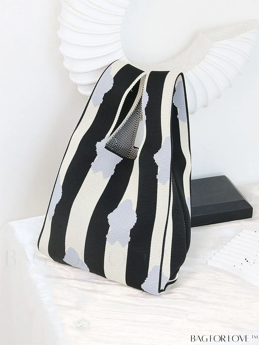 BagForLove - Chic Heart-shaped Contrast Tote: Fashionable Knitted Bag with a Pop of Color