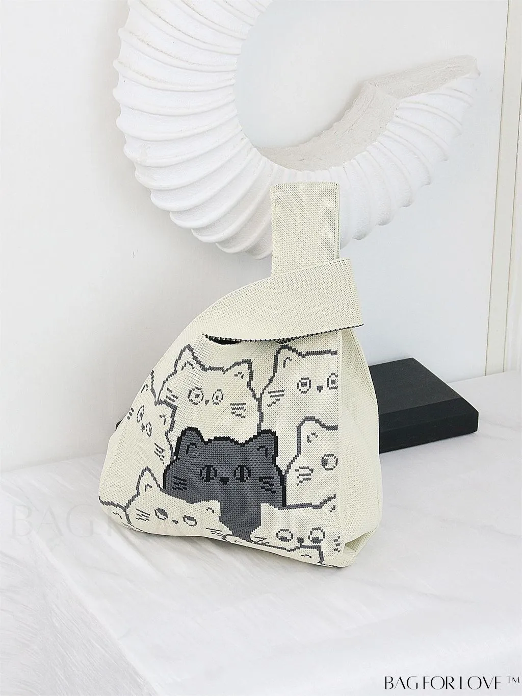 BagForLove - Chic Heart-shaped Contrast Tote: Fashionable Knitted Bag with a Pop of Color
