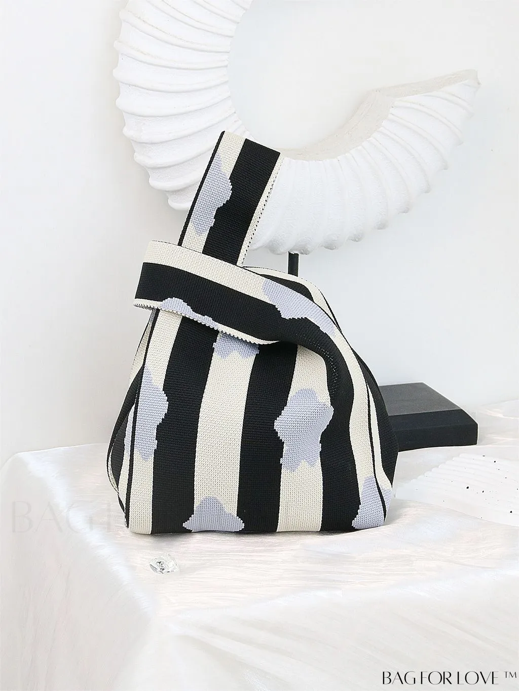 BagForLove - Chic Heart-shaped Contrast Tote: Fashionable Knitted Bag with a Pop of Color