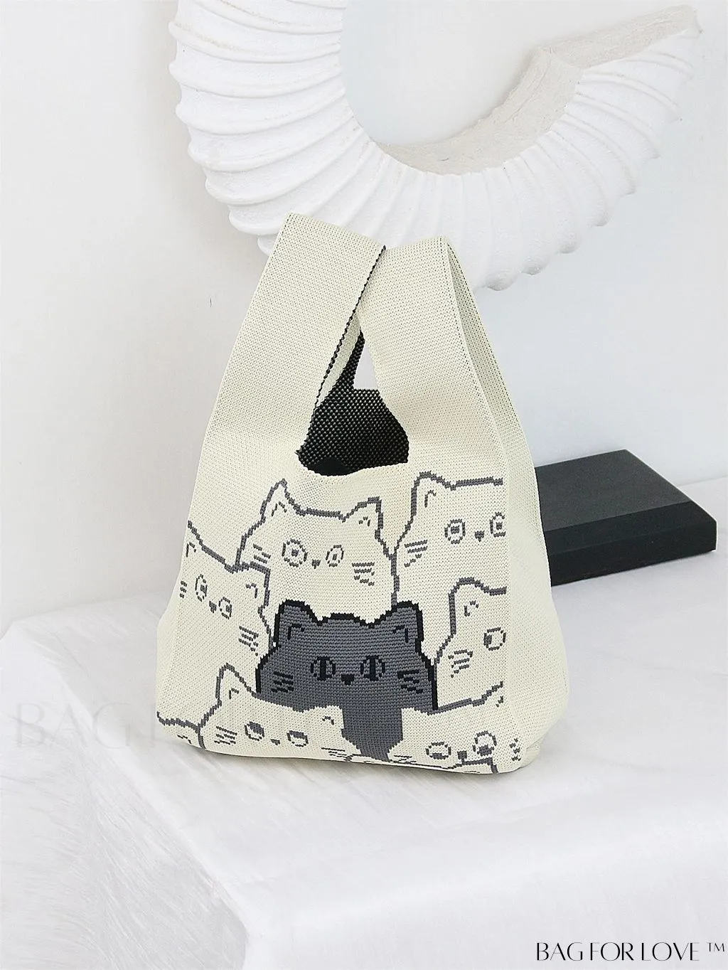BagForLove - Chic Heart-shaped Contrast Tote: Fashionable Knitted Bag with a Pop of Color