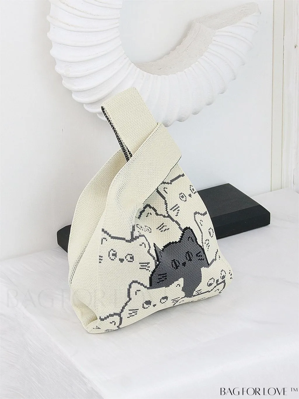 BagForLove - Chic Heart-shaped Contrast Tote: Fashionable Knitted Bag with a Pop of Color