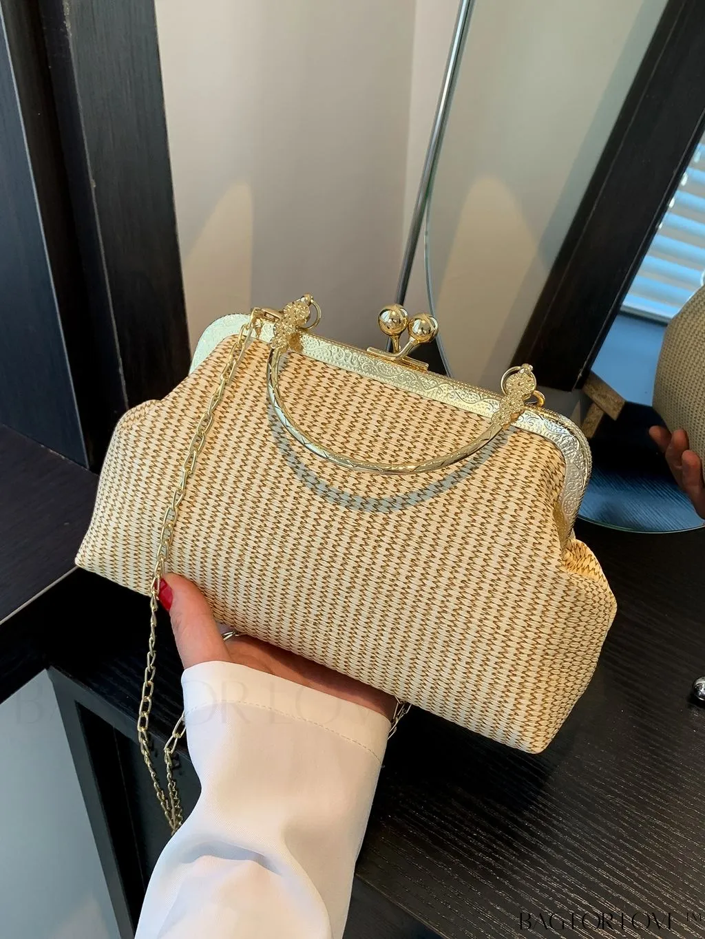 BagForLove - Chic Khaki Crossbody Handbag with Chain Strap - Effortlessly Fashionable and Versatile