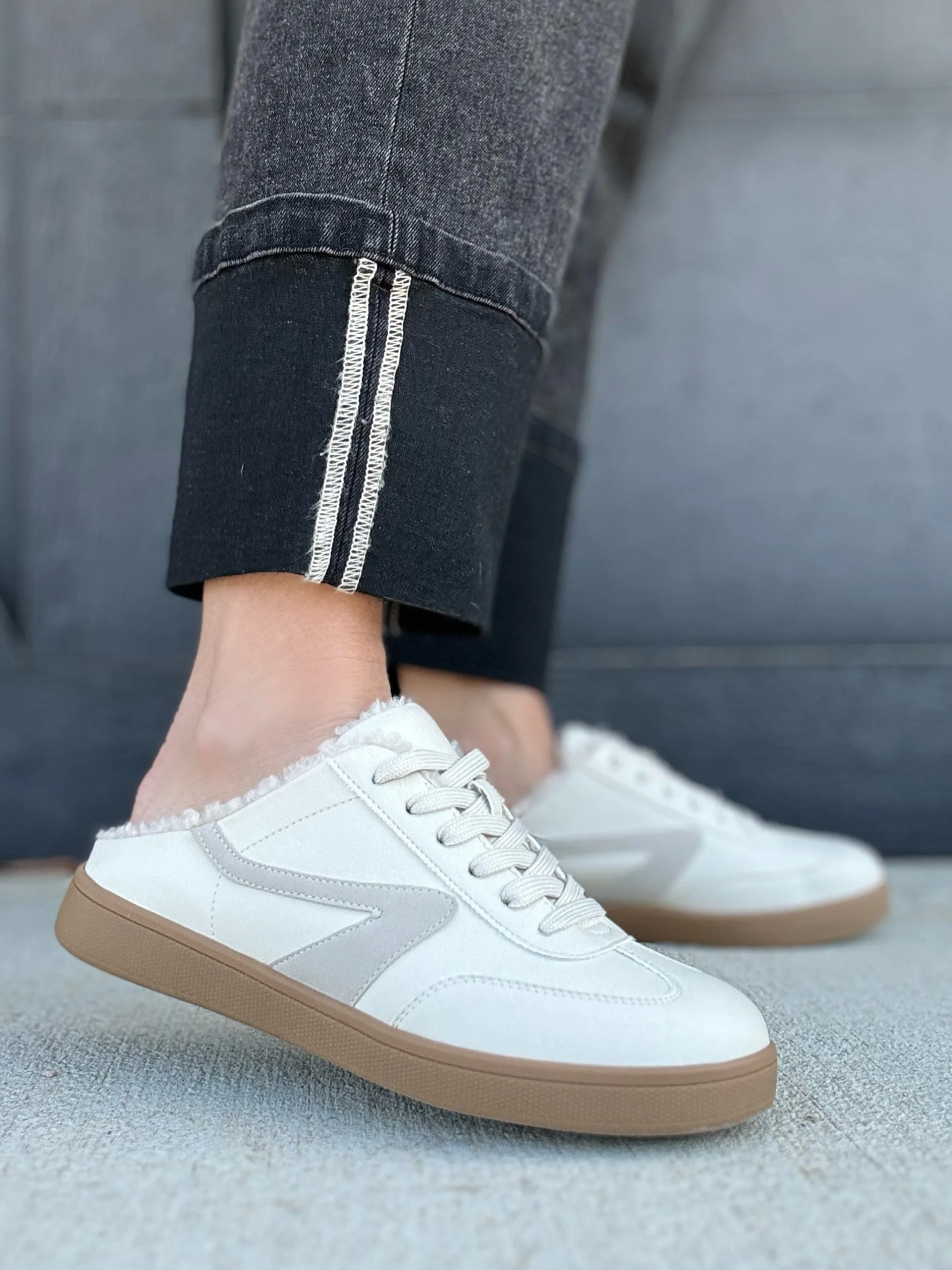 Dolce Vita Vitaly Sneakers In Beige Plush