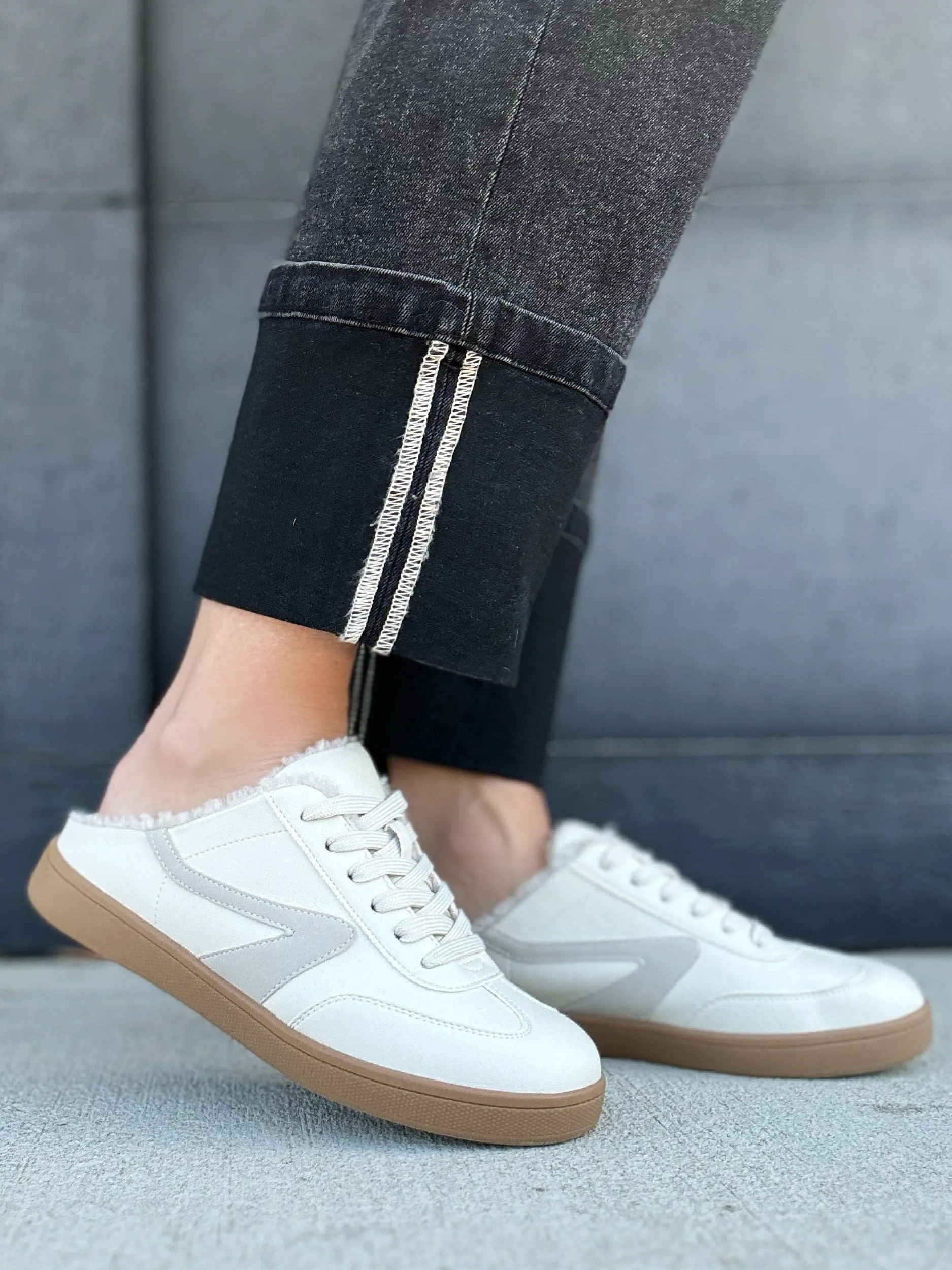 Dolce Vita Vitaly Sneakers In Beige Plush