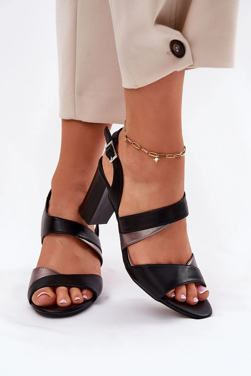 Heel sandals Step in style