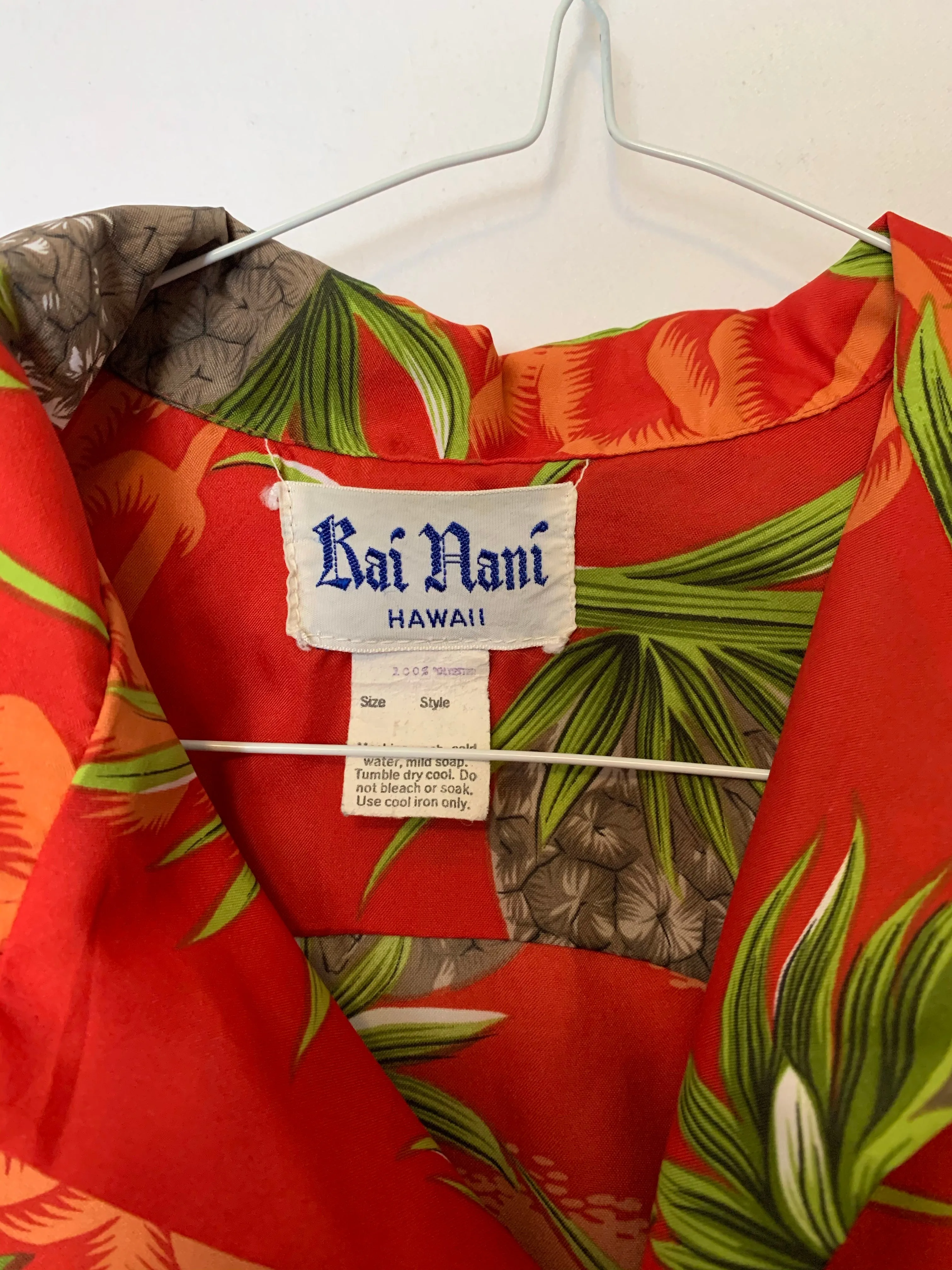 Kai Nani Red Hawaiian Button Up Shirt size Medium!