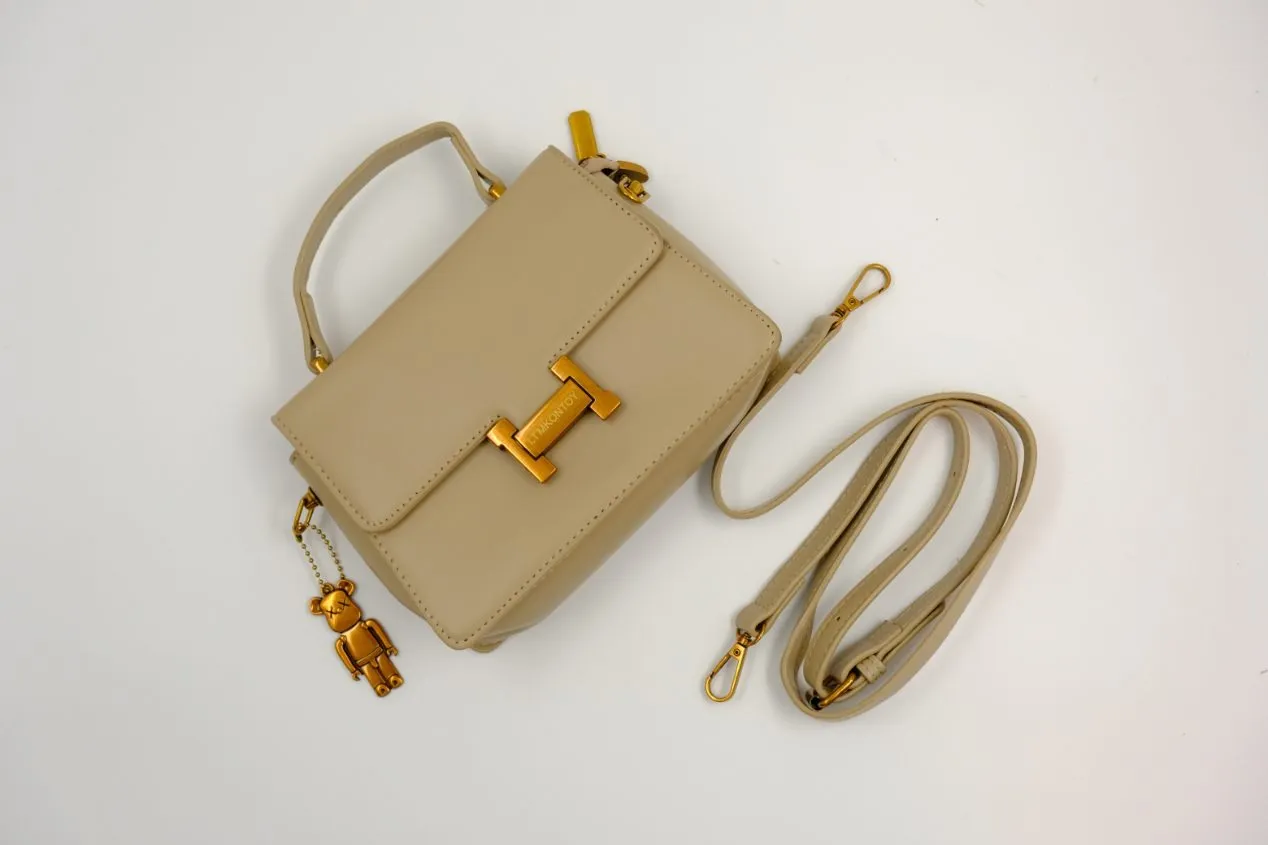 Sophisticated Ivory Handbag with Gold Accents