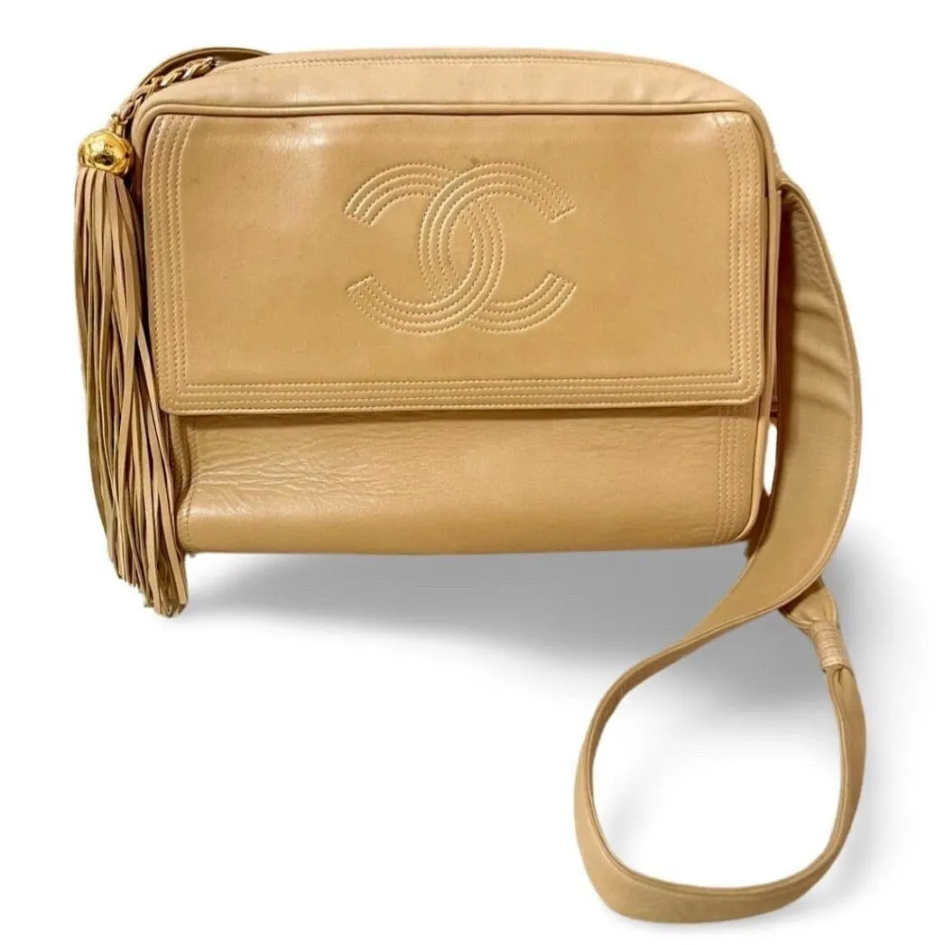Vintage CHANEL beige lamb leather camera bag style chain shoulder purse with gold tone chain strap and fringe. CC stitch mark. 060123ac4