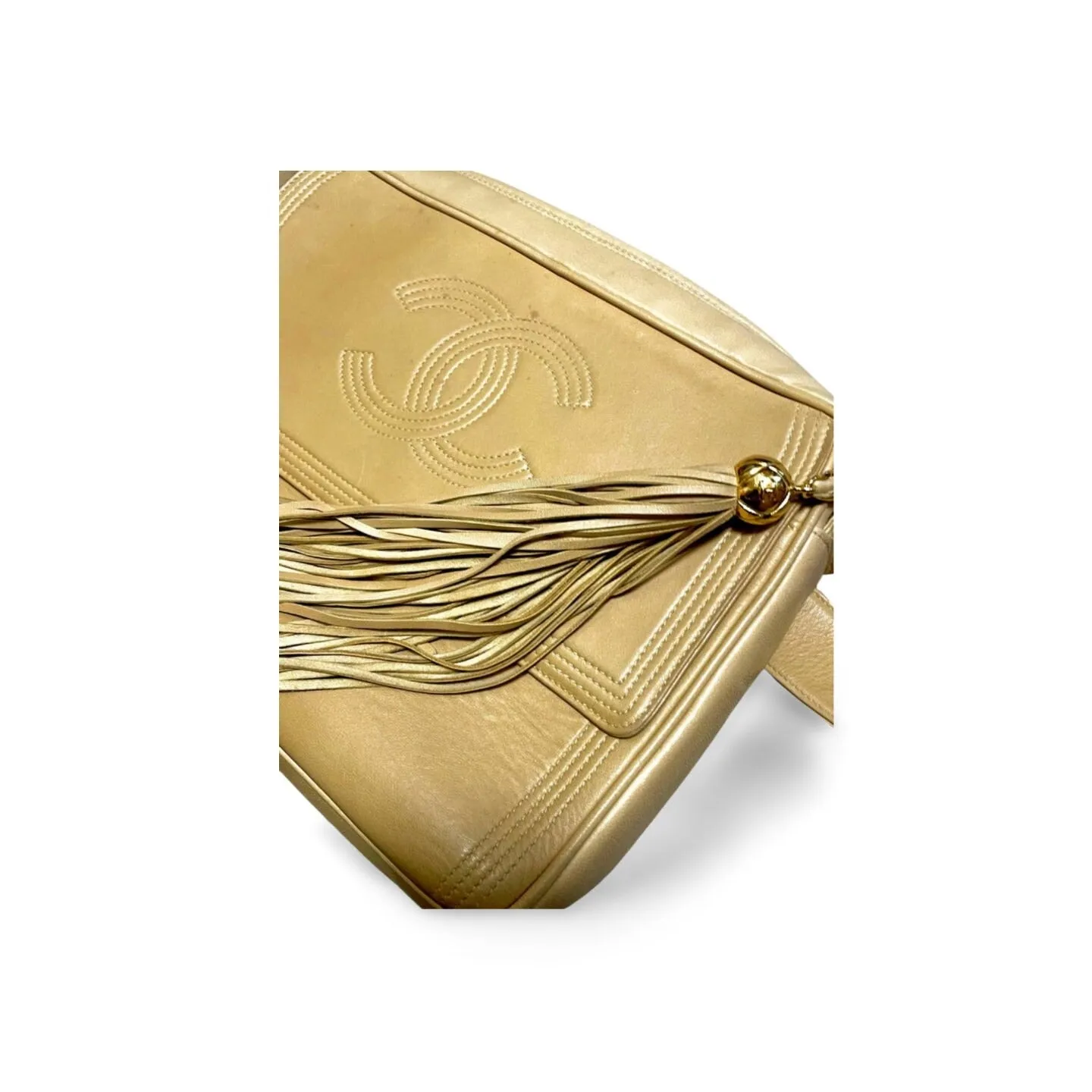 Vintage CHANEL beige lamb leather camera bag style chain shoulder purse with gold tone chain strap and fringe. CC stitch mark. 060123ac4