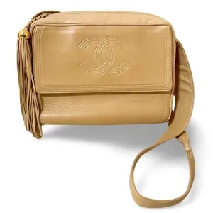 Vintage CHANEL beige lamb leather camera bag style chain shoulder purse with gold tone chain strap and fringe. CC stitch mark. 060123ac4